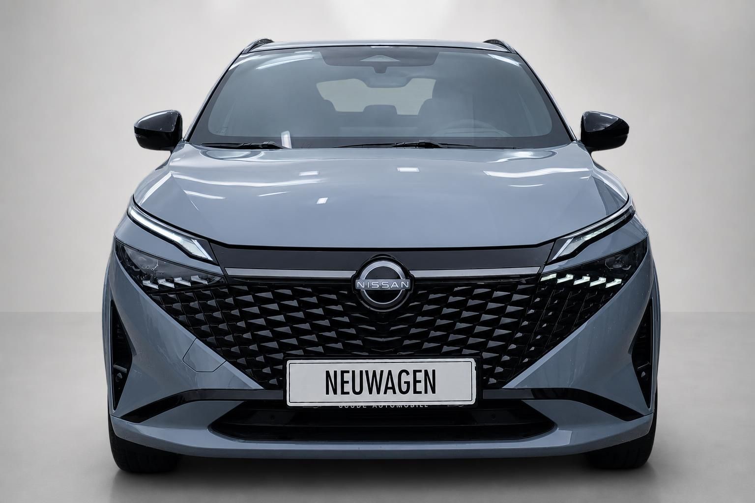 Nissan Qashqai Neuwagen grau, Frontansicht mit Kuehlergrill