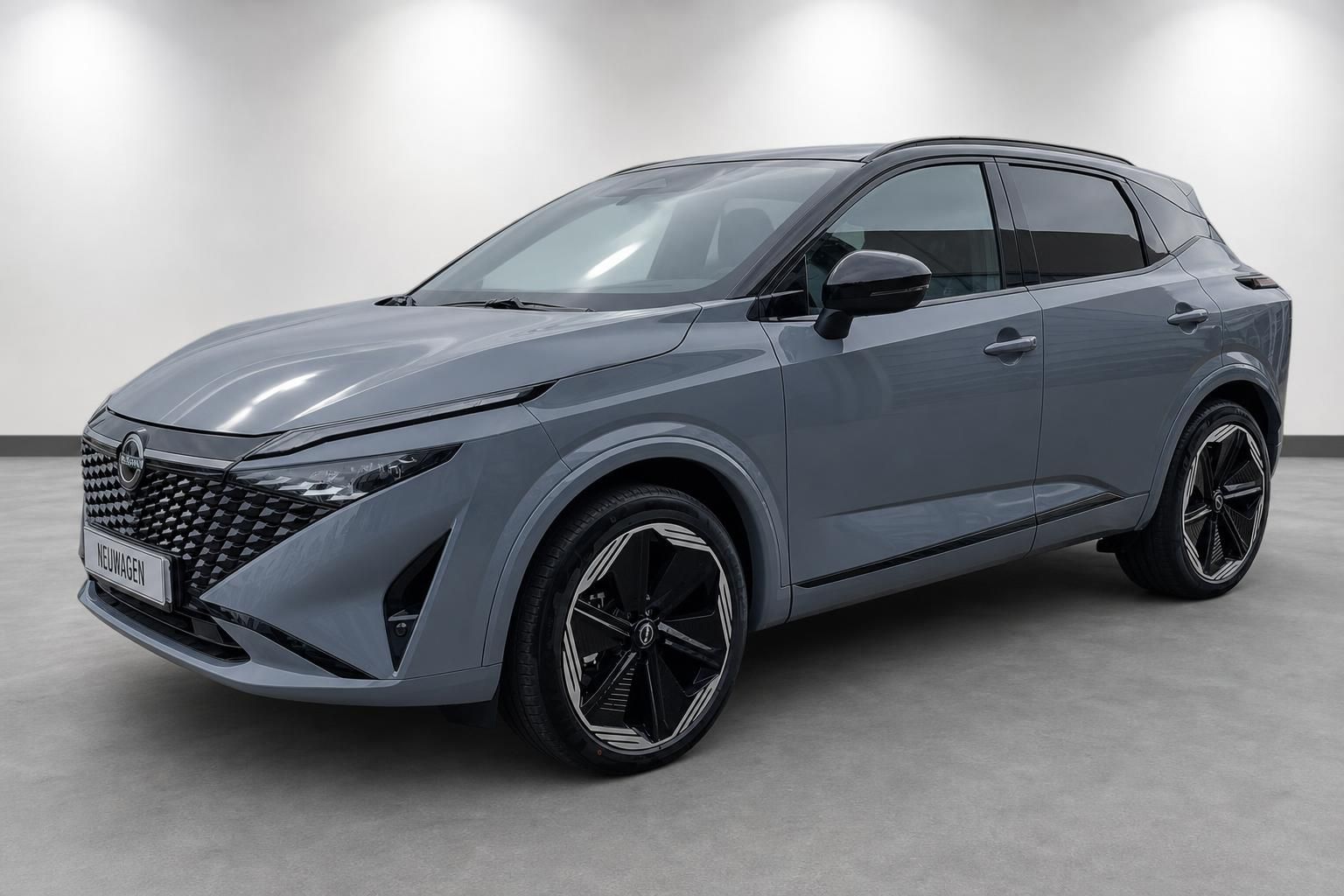 Nissan SUV in Grau als Neuwagen, Frontansicht schraeg von vorne