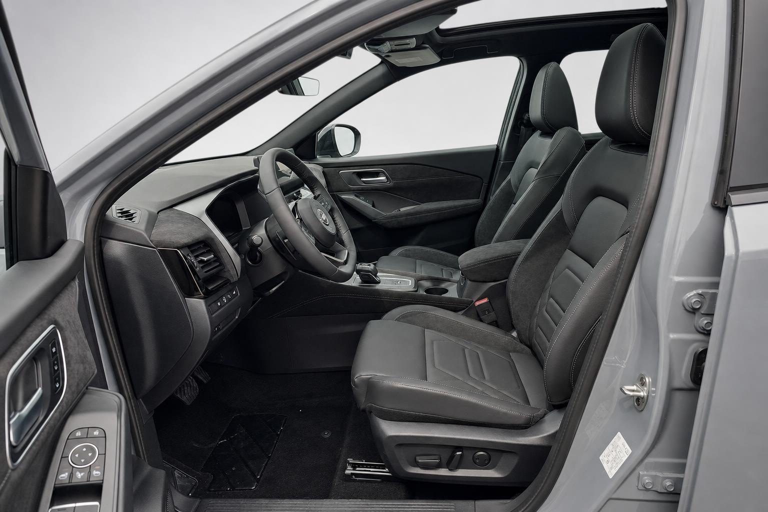 Fahrersitz und Cockpit des Nissan SUV in schwarzem Leder