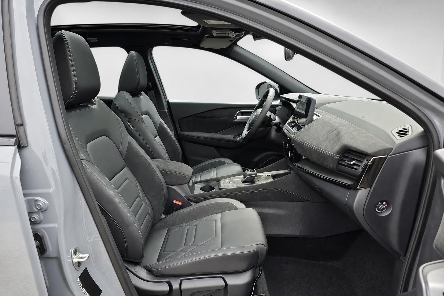 Innenraum Nissan SUV mit schwarzen Ledersitzen und Panoramadach