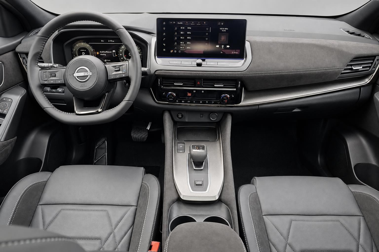 Cockpit Nissan mit Lenkrad, Touchscreen und Mittelkonsole