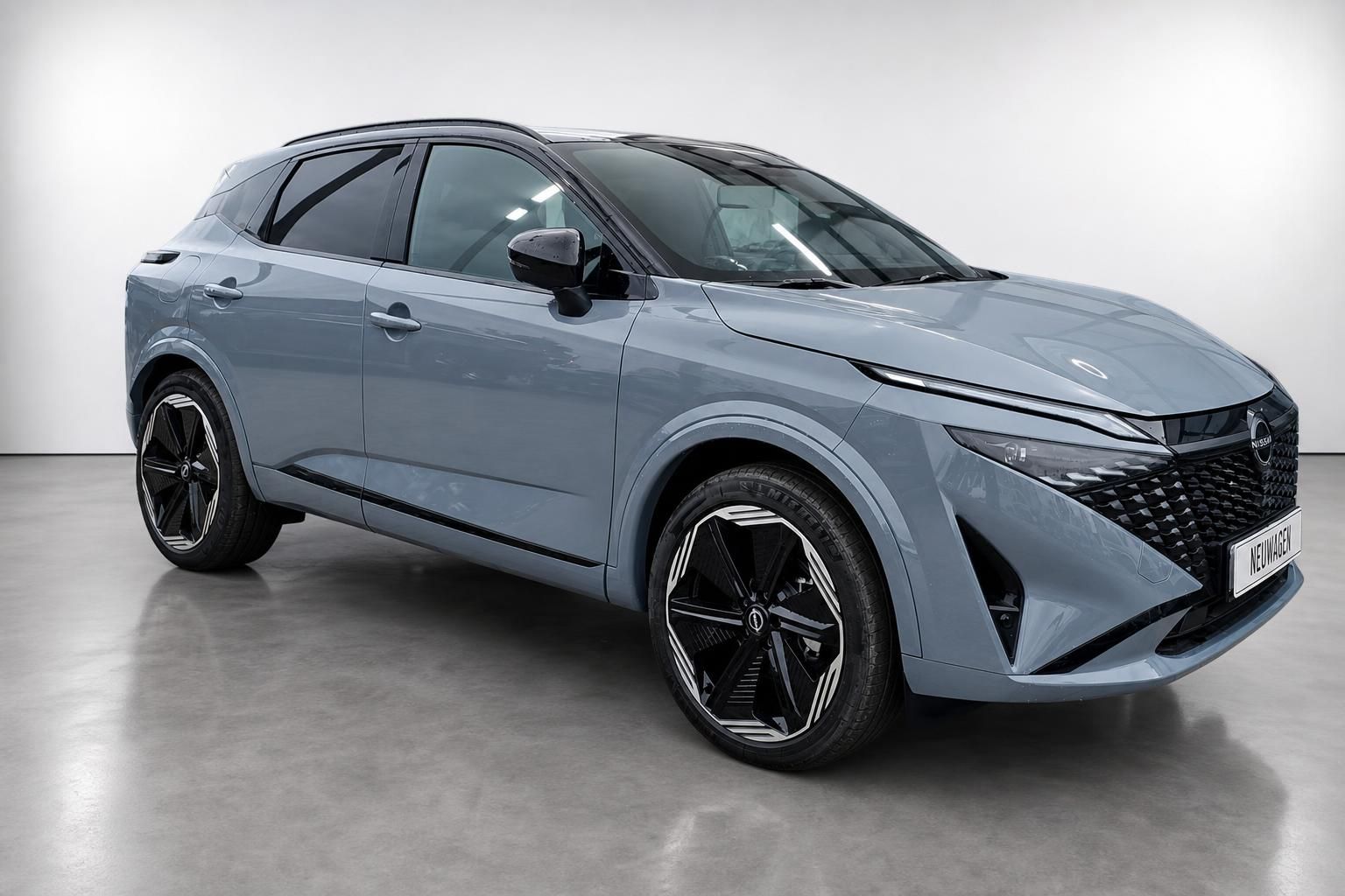 Nissan Qashqai in Blaugrau, Frontansicht seitlich im Studio
