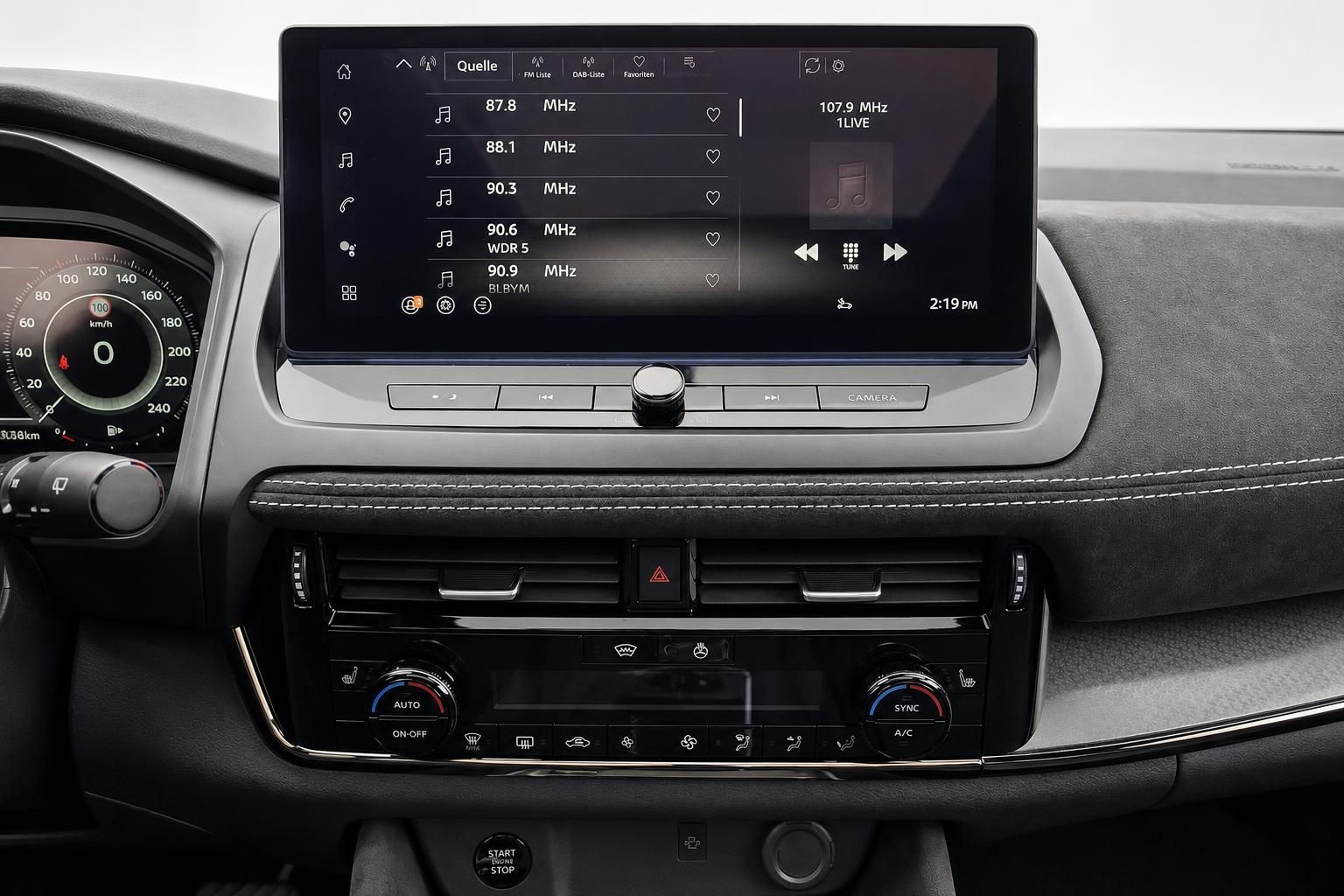 Nahaufnahme Infotainment Touchscreen und Klimabedienung im Nissan