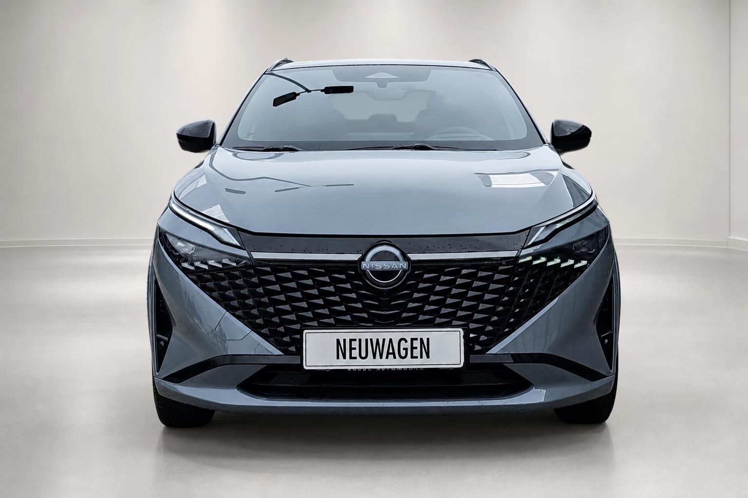 Nissan Qashqai grau, direkte Frontansicht mit Kuehlergrill