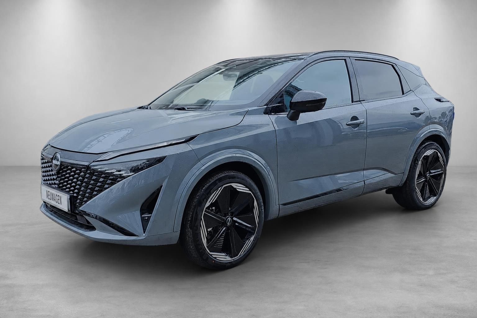 Nissan Qashqai grau, Frontansicht schraeg von vorne links