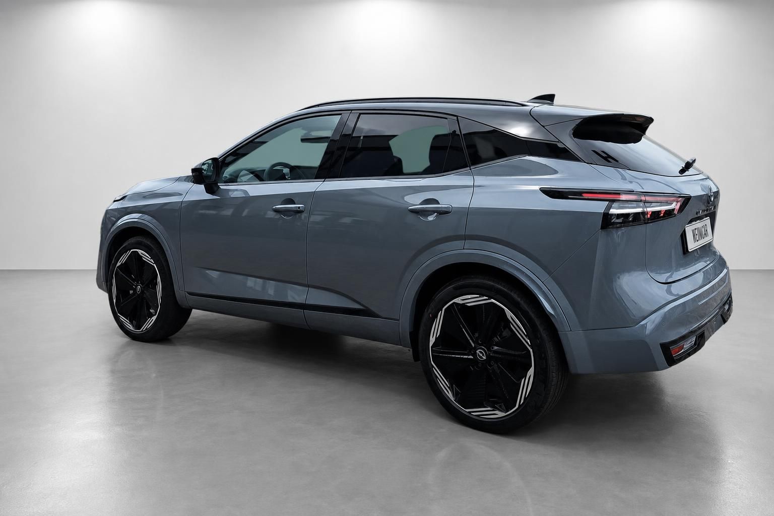 Nissan Qashqai blaugrau, Heckansicht schraeg von hinten links