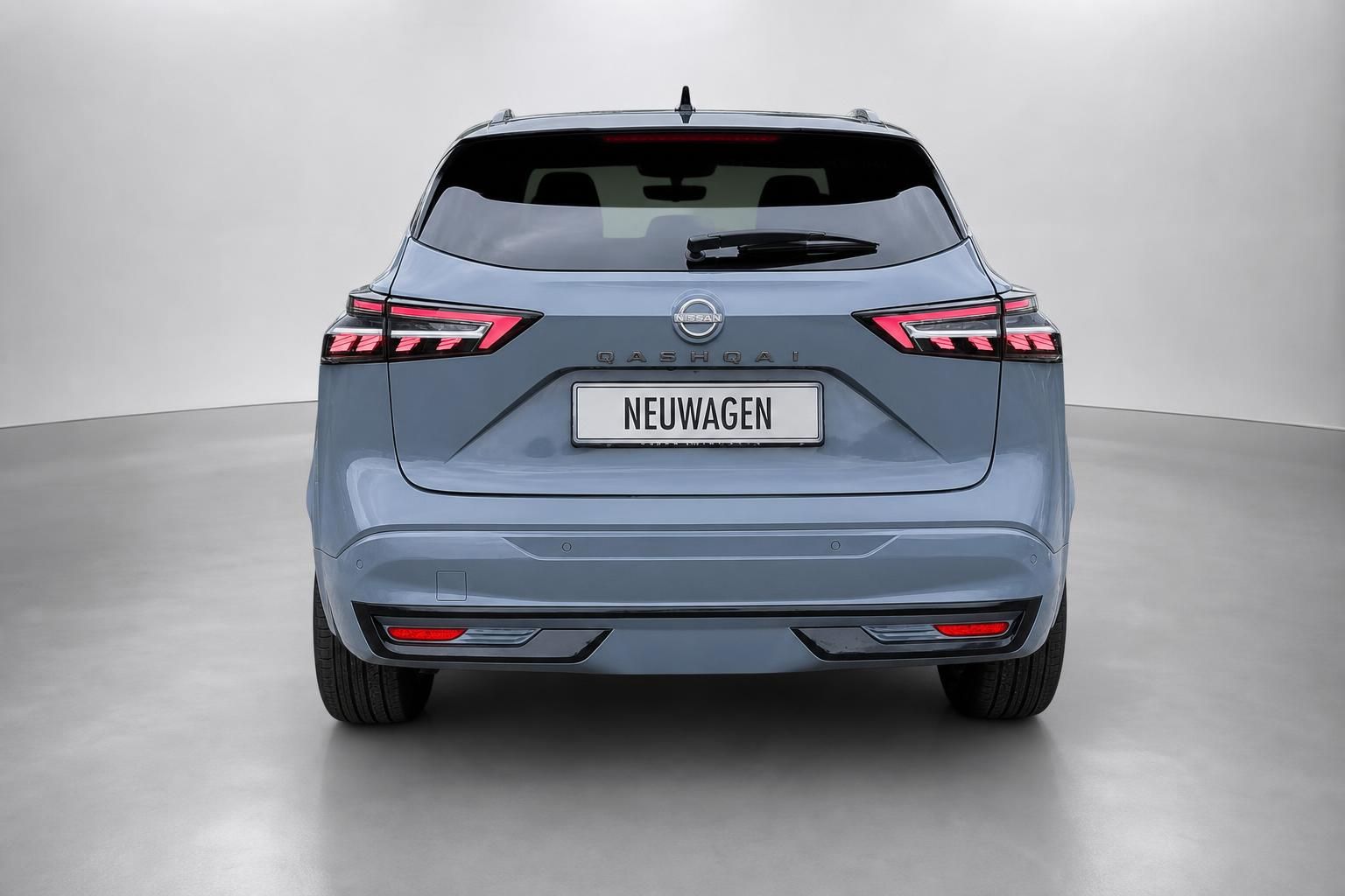 Nissan Qashqai Neuwagen in Blaugrau, Heckansicht im Studio