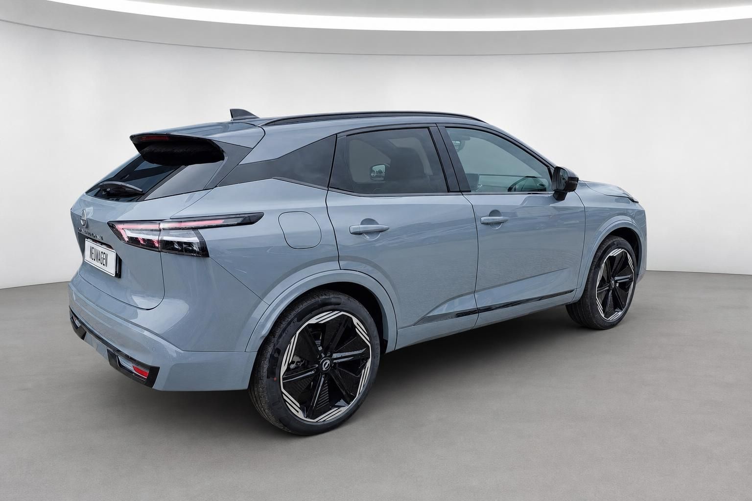 Nissan Qashqai Neuwagen grau, Heck- und Seitenansicht schraeg