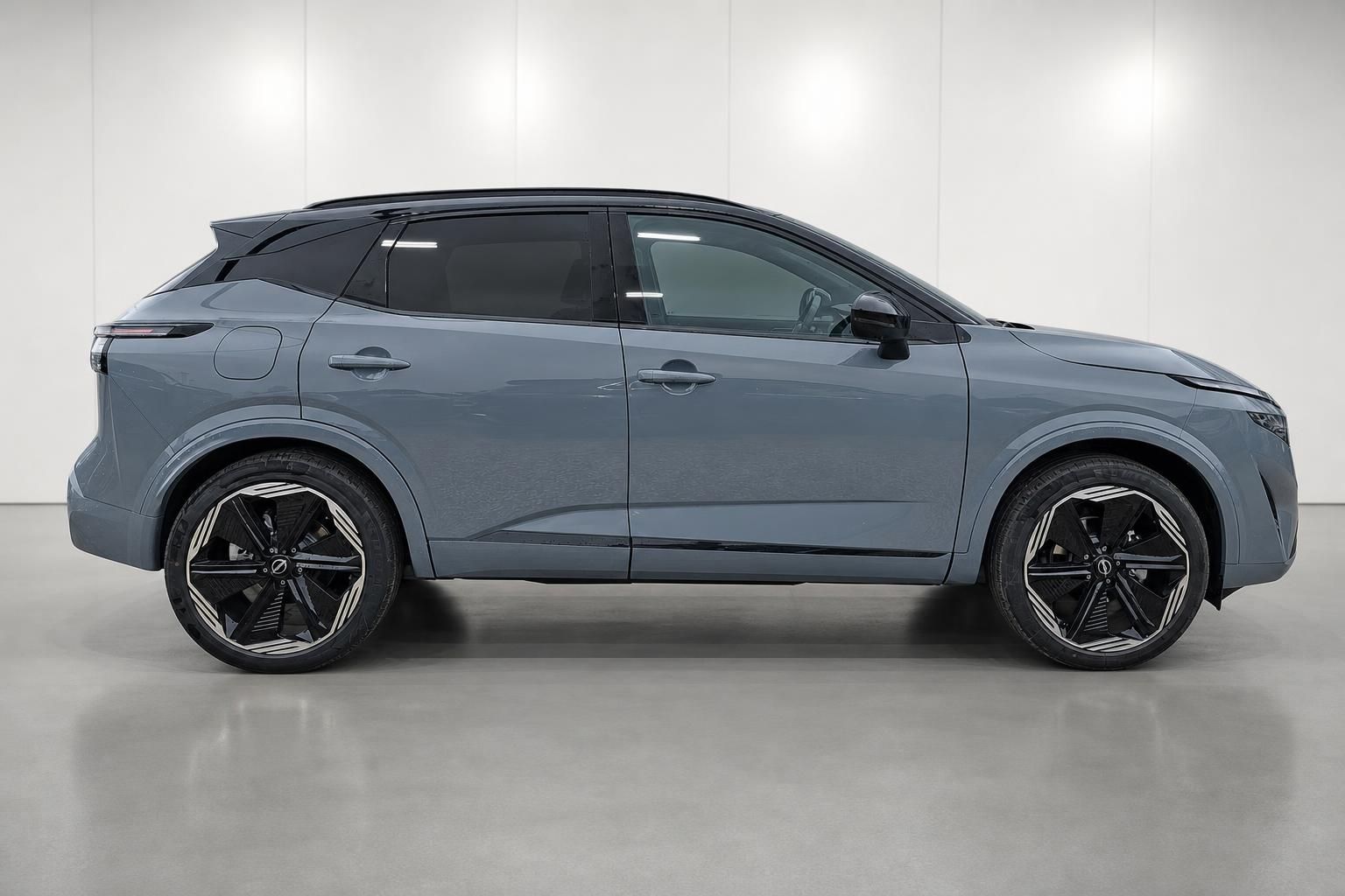 Nissan Qashqai Neuwagen grau, Seitenansicht im Studio