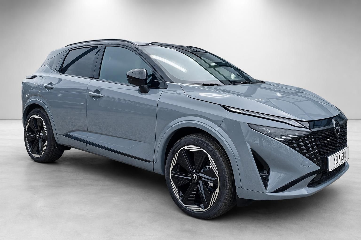 Nissan Qashqai Neuwagen grau, Front- und Seitenansicht schraeg
