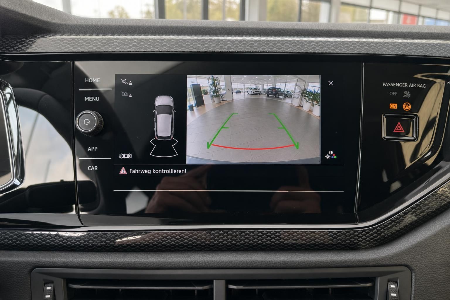 VW Infotainment-Display mit Rückfahrkamera und Einparkhilfe im Fahrzeuginnenraum