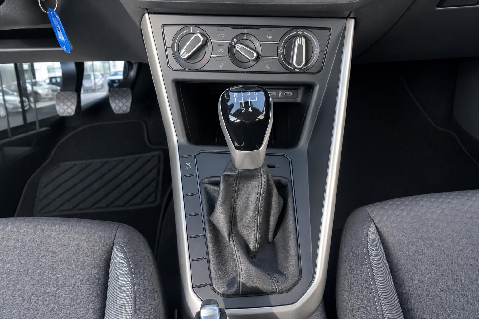 VW Schaltgetriebe 5-Gang mit Klimabedienfeld und Mittelkonsole im Fahrzeuginnenraum