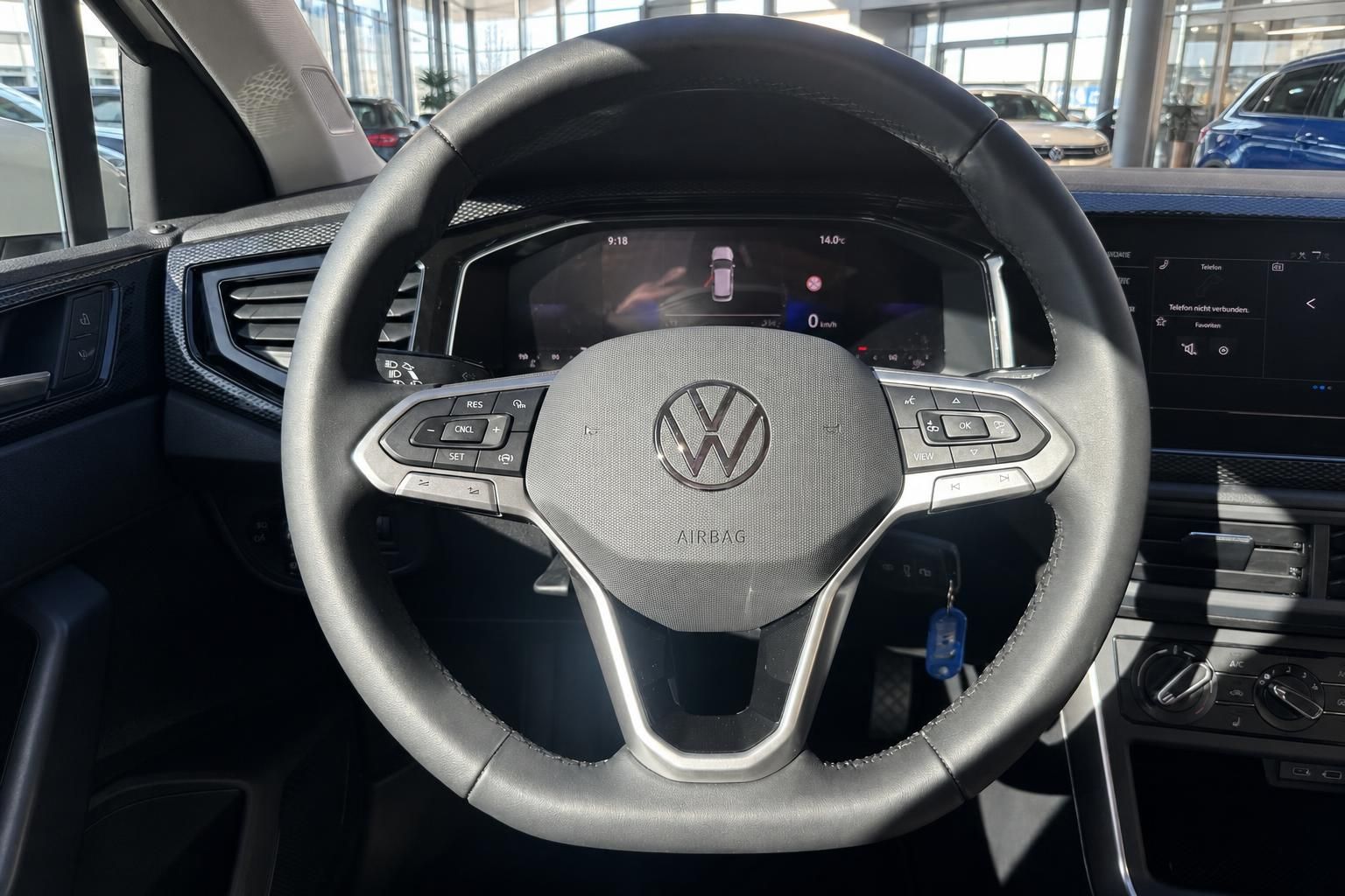 VW Innenraum – Lenkrad mit Multifunktionstasten, Airbag und digitalem Cockpit im Autohaus