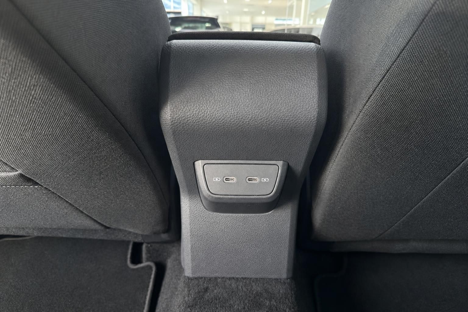 VW Innenraum Rücksitz mit USB-C Ladeanschlüssen an der Rückseite der Mittelkonsole