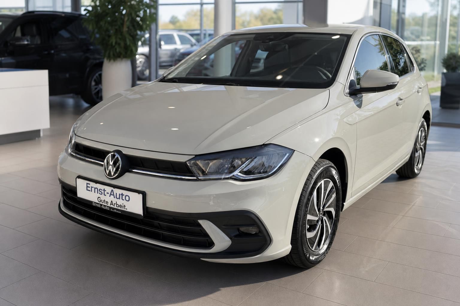 VW Polo weiss Frontansicht im Autohaus Ernst-Auto – Kleinwagen mit LED-Scheinwerfern