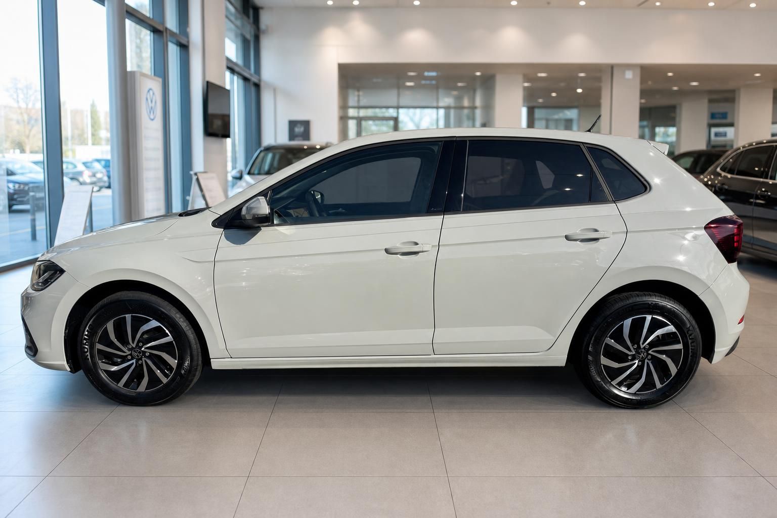 VW Polo weiss Seitenansicht im Autohaus – 5-Türer Kleinwagen mit Leichtmetallfelgen