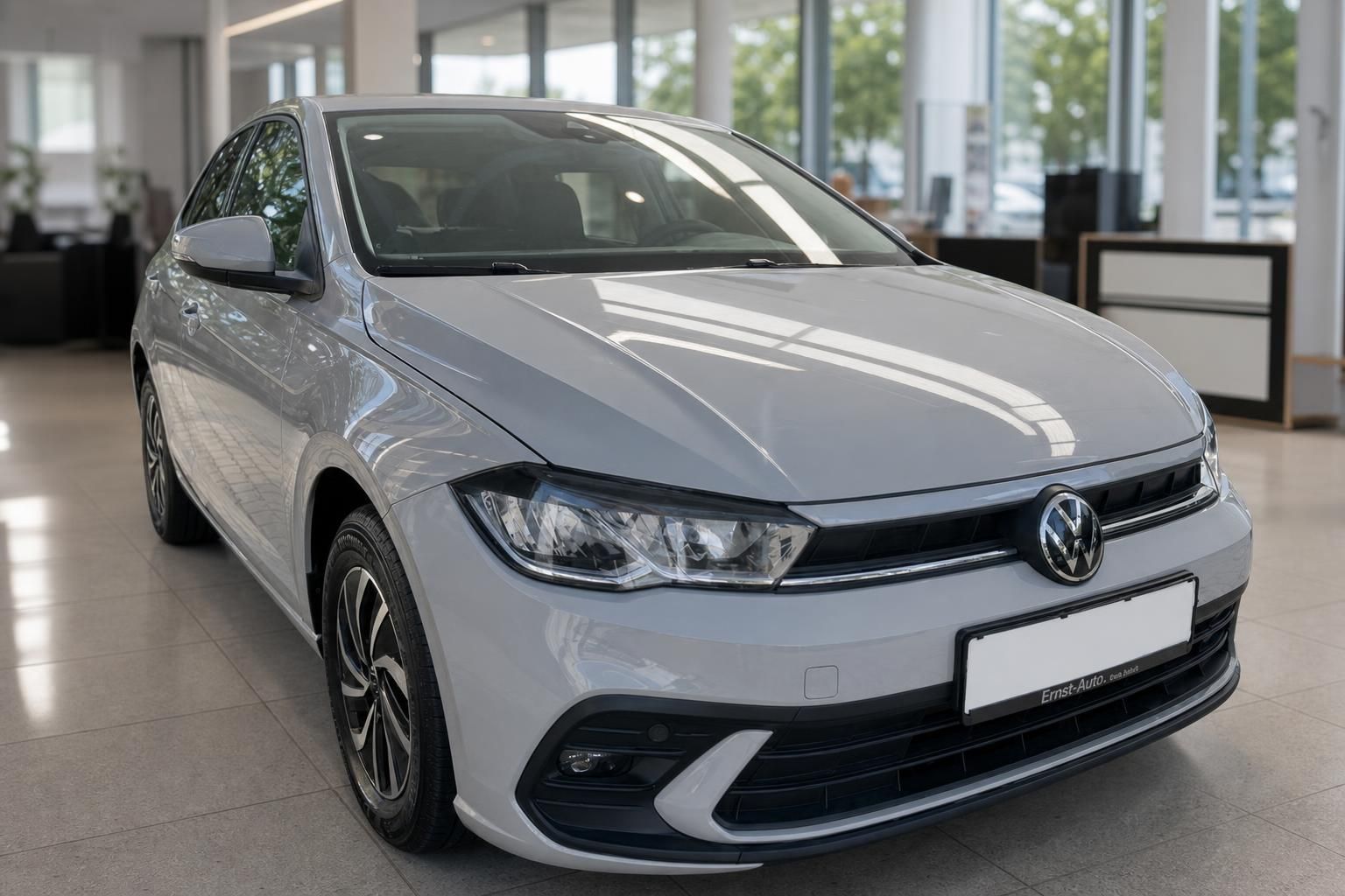 VW Polo silbergrau Frontansicht im Autohaus – Kleinwagen mit Leichtmetallfelgen