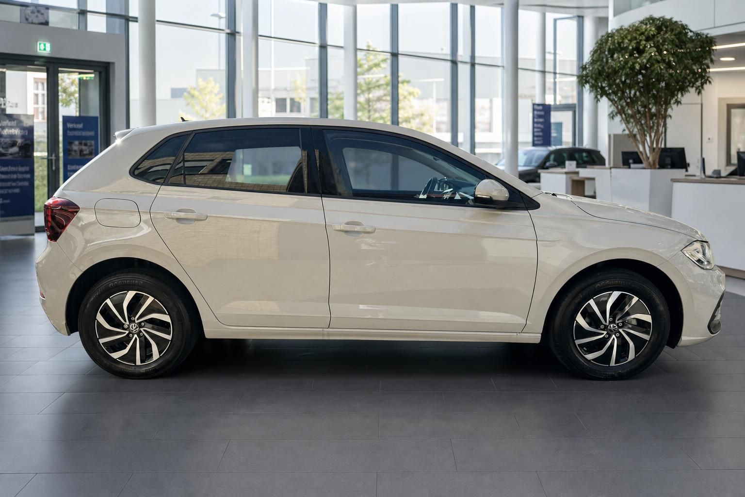 VW Polo weiss Seitenansicht im Autohaus – 5-Türer Kleinwagen mit Leichtmetallfelgen