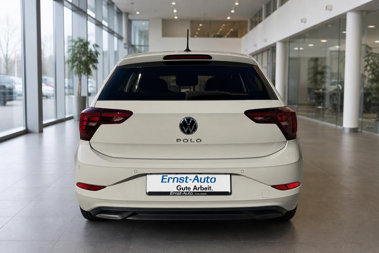 VW Polo weiss Heckansicht im Autohaus – 5-Türer mit LED-Rückleuchten