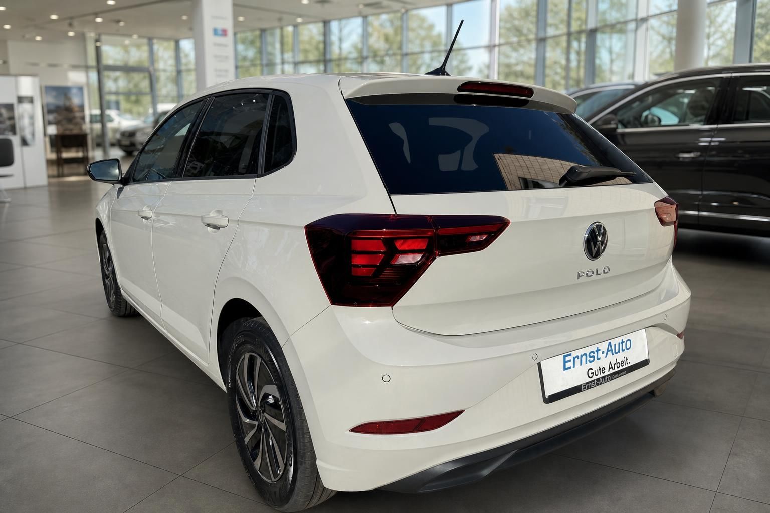 VW Polo weiss Heckansicht im Autohaus – Volkswagen Polo Kleinwagen