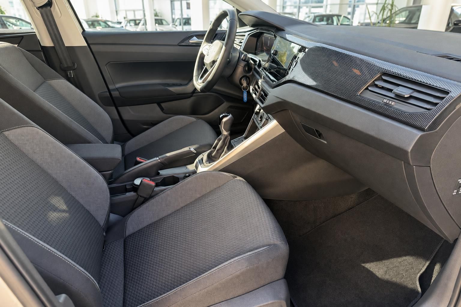 VW Polo Innenraum Fahrerseite mit Lenkrad, Schaltgetriebe und Infotainment