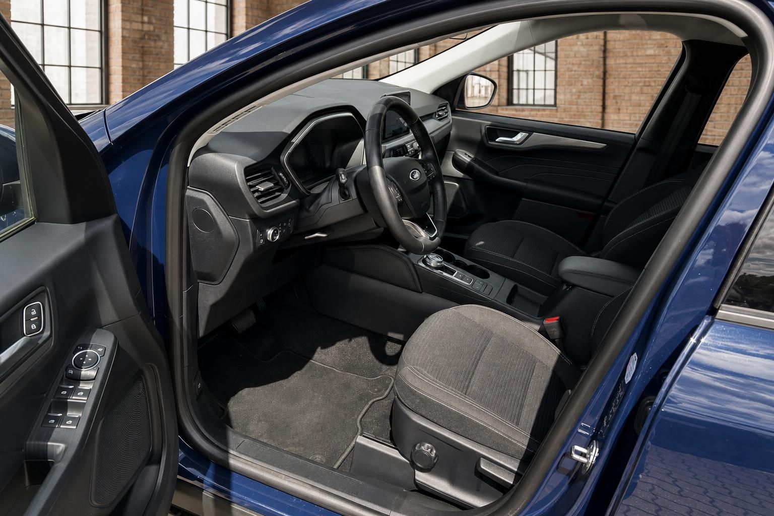 Ford Kuga Innenraum mit Blick auf Fahrersitz und Cockpit