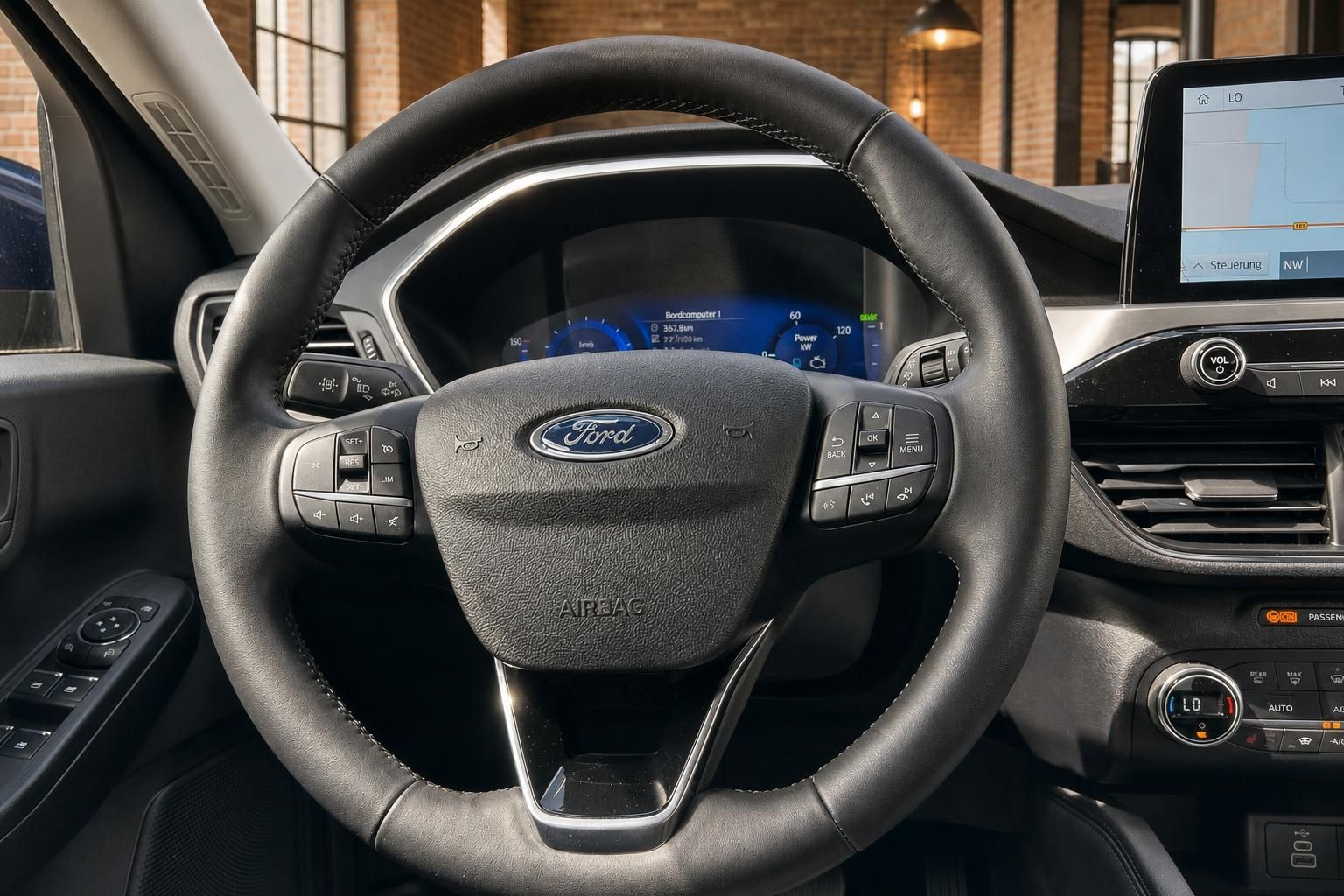 Ford Lenkrad Nahaufnahme mit Bedienelementen und Instrumententafel