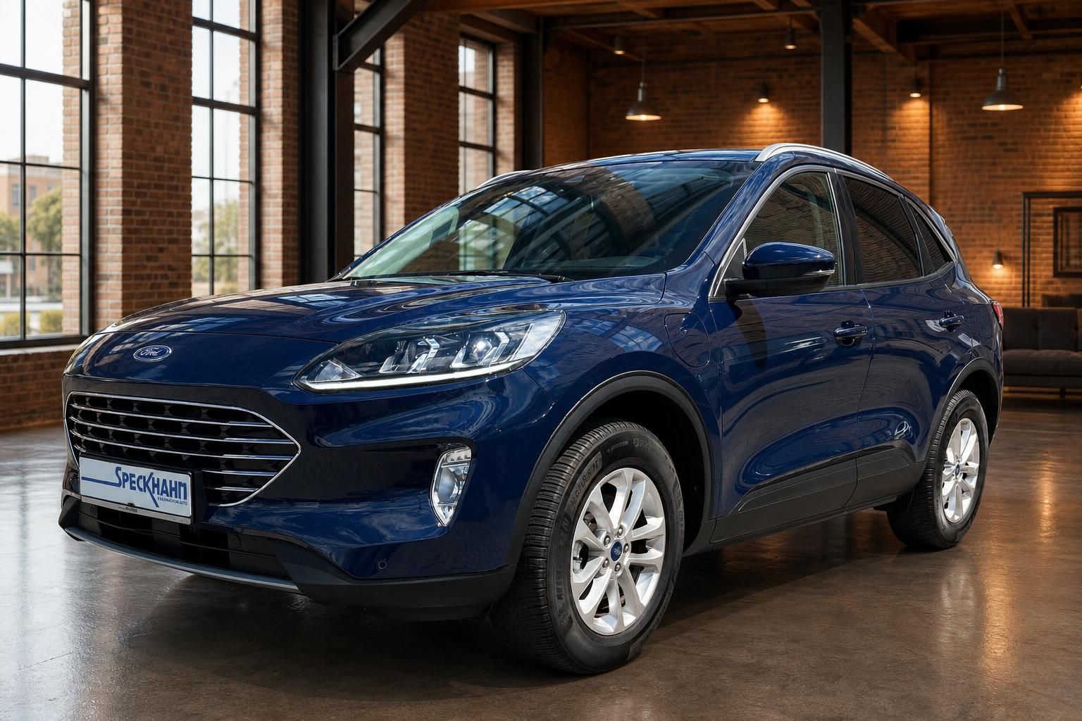 Ford Kuga blau metallic, Frontansicht in modernem Showroom