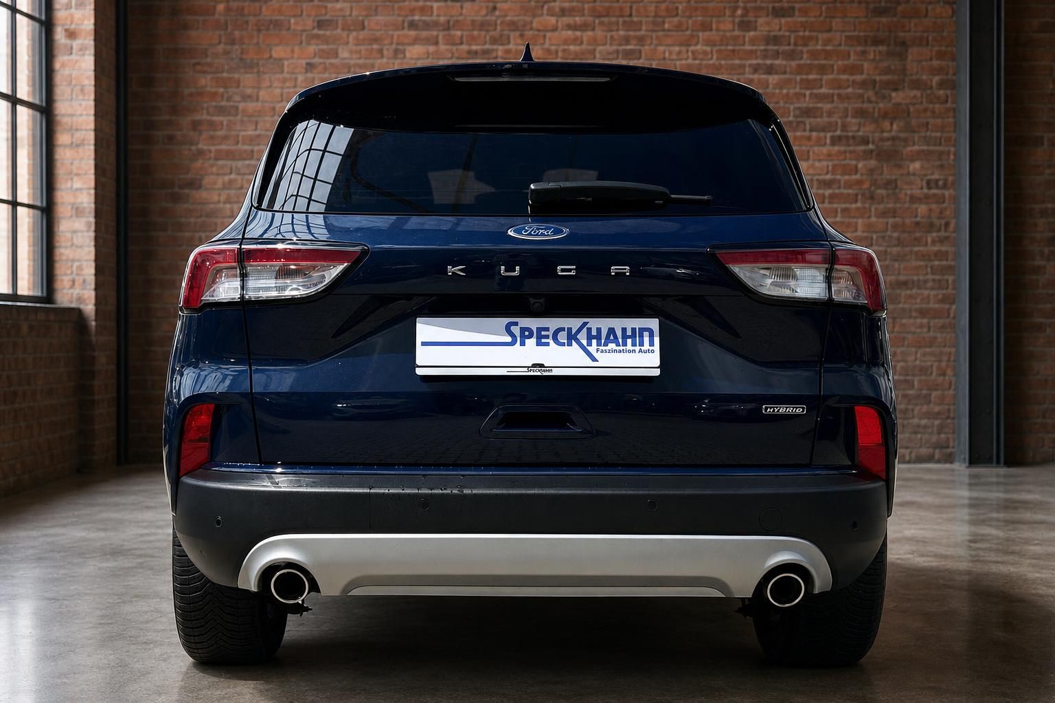 Ford Kuga Hybrid blau, direkte Heckansicht mit Doppelendrohr