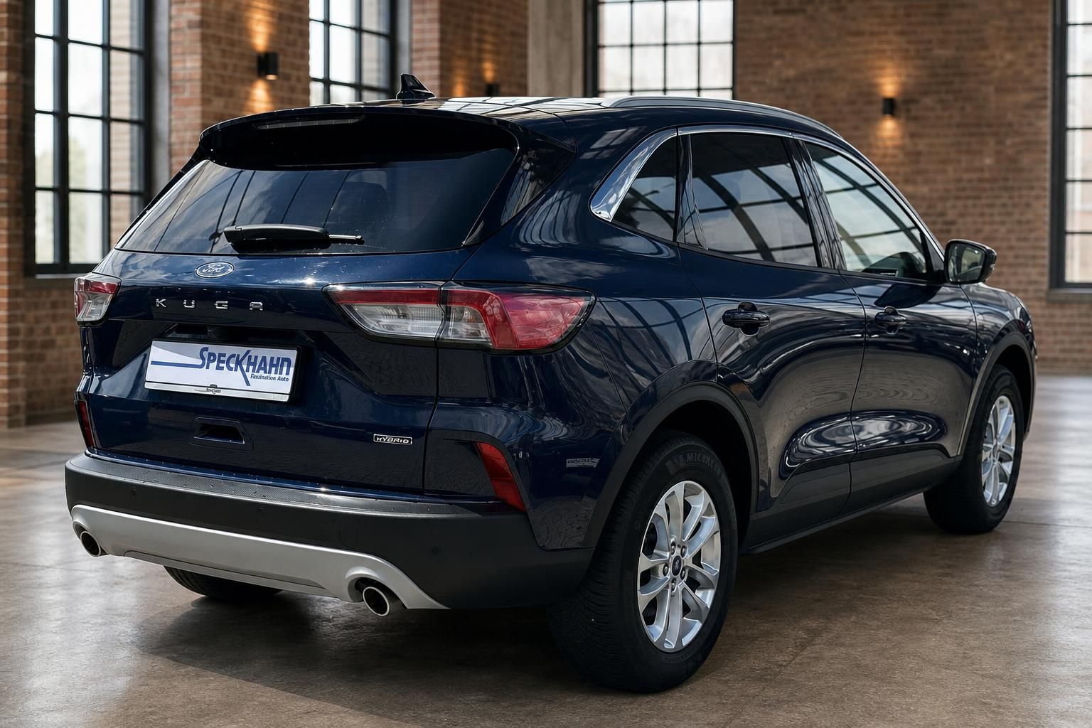 Ford Kuga Hybrid dunkelblau, Heckansicht schräg von rechts
