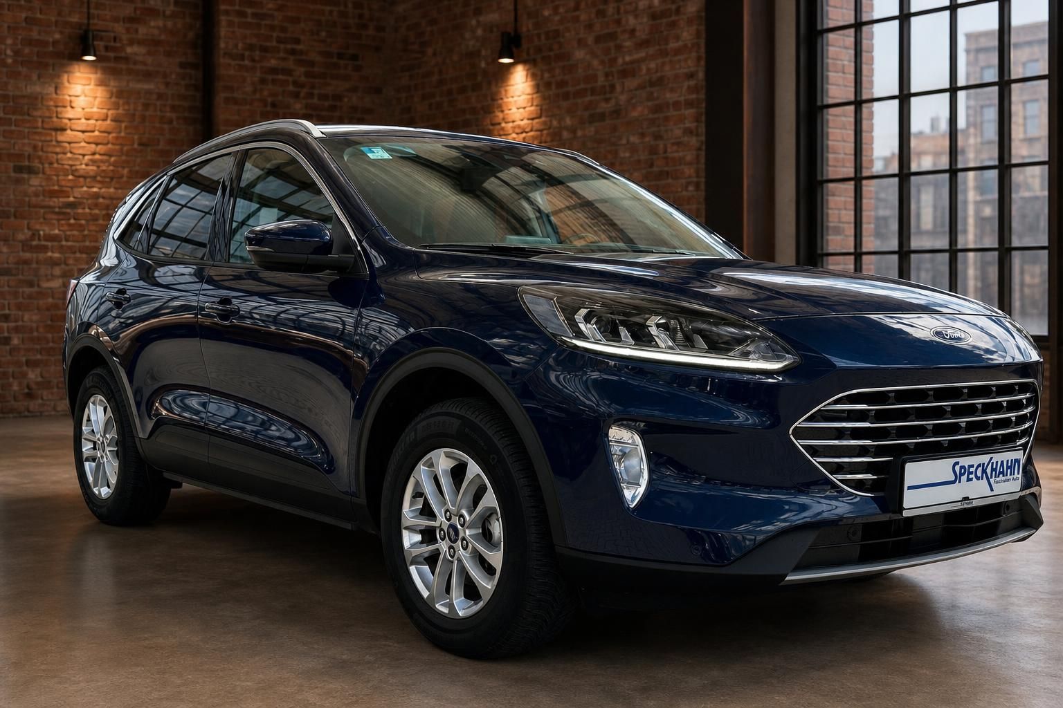 Ford Kuga blau metallic, Frontansicht schräg, SUV in Loft-Ambiente