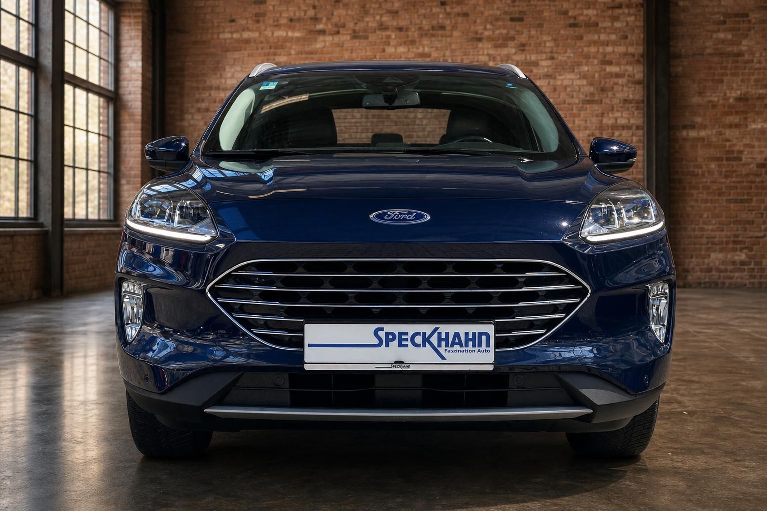 Ford Kuga blau Frontansicht mit Kuehlergrill und LED-Scheinwerfer