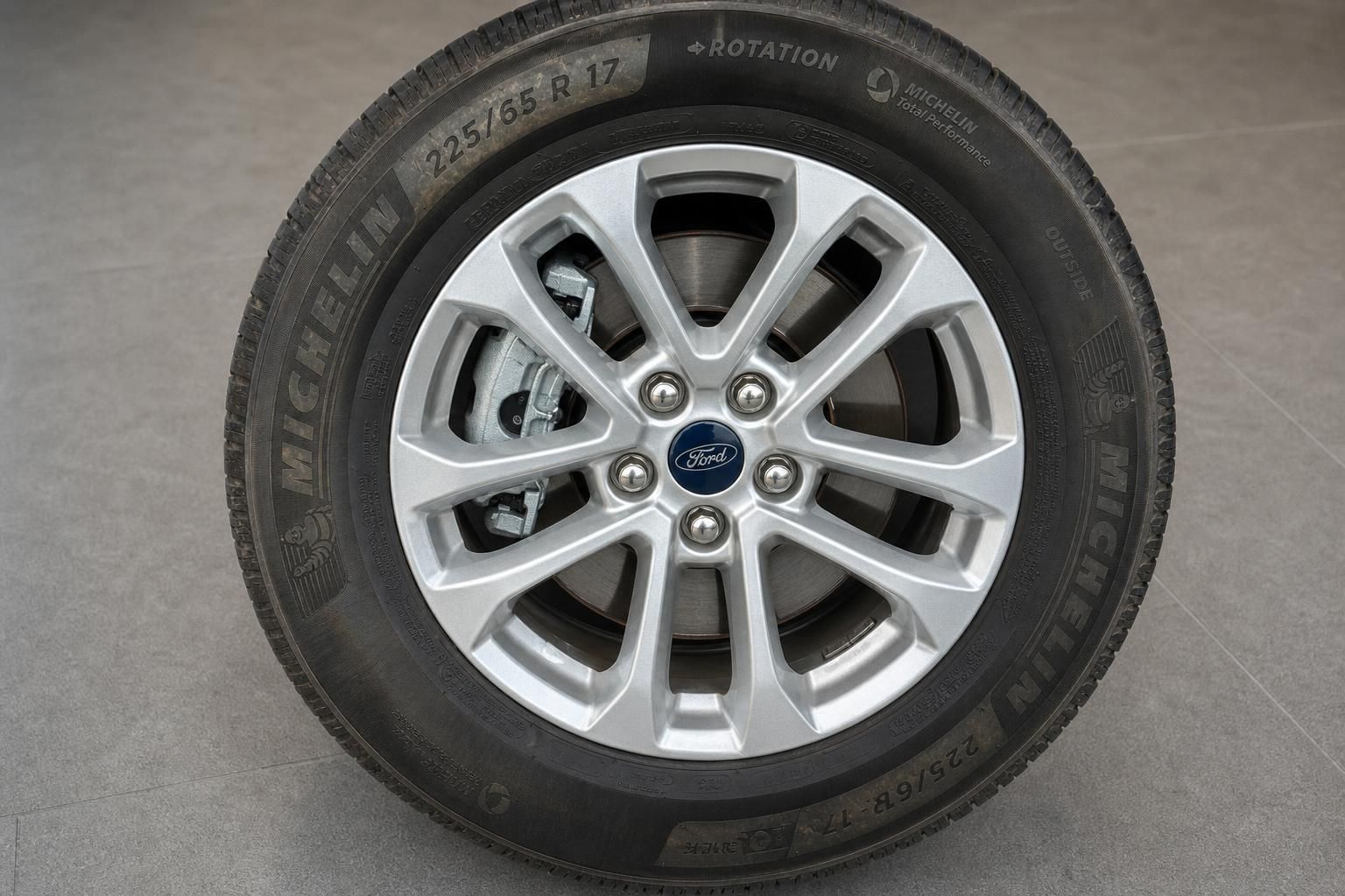 Ford Leichtmetallfelge mit Michelin Reifen 225/65 R17 Nahaufnahme