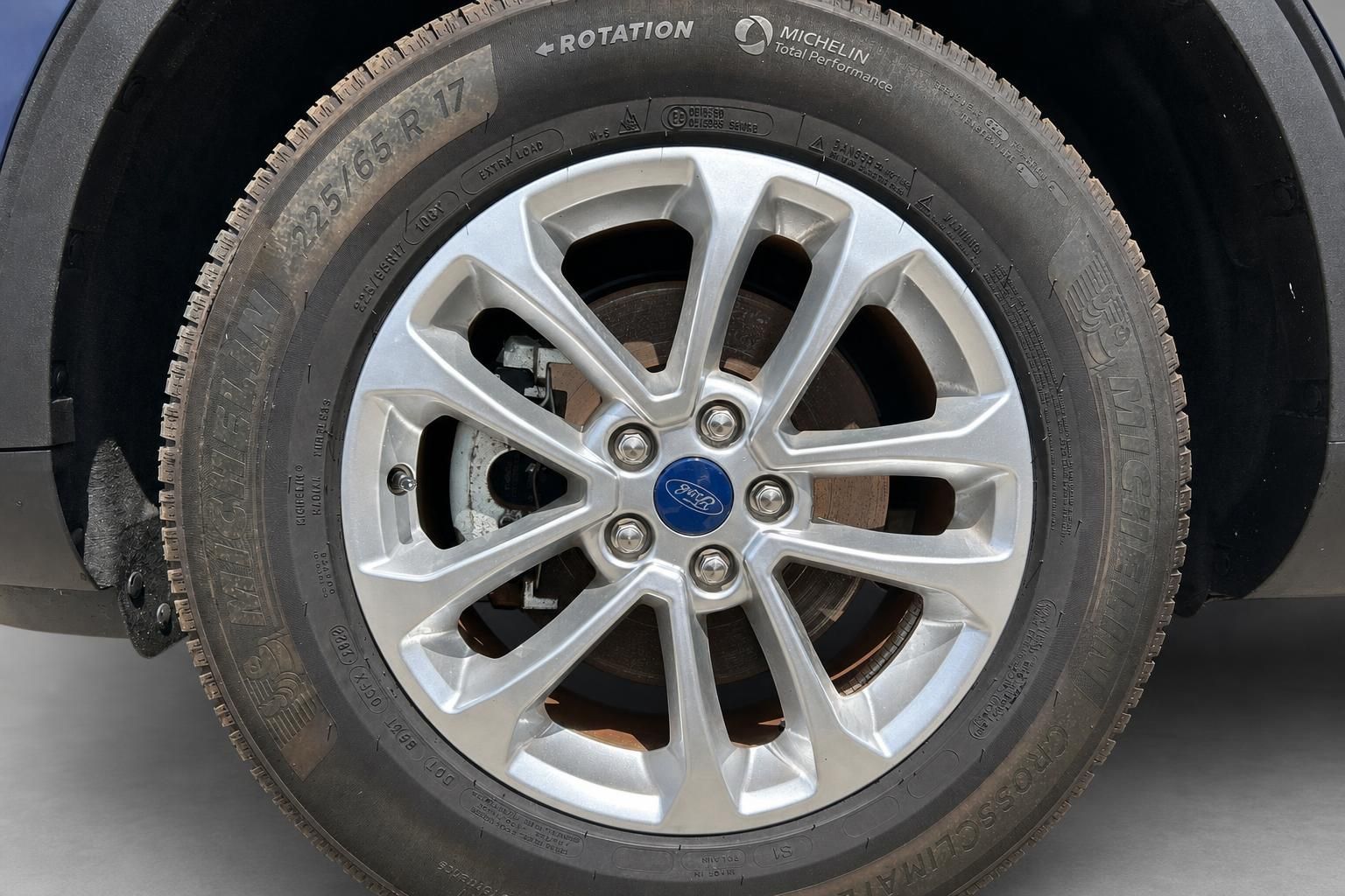 Ford Leichtmetallfelge Nahaufnahme mit Michelin CrossClimate Reifen