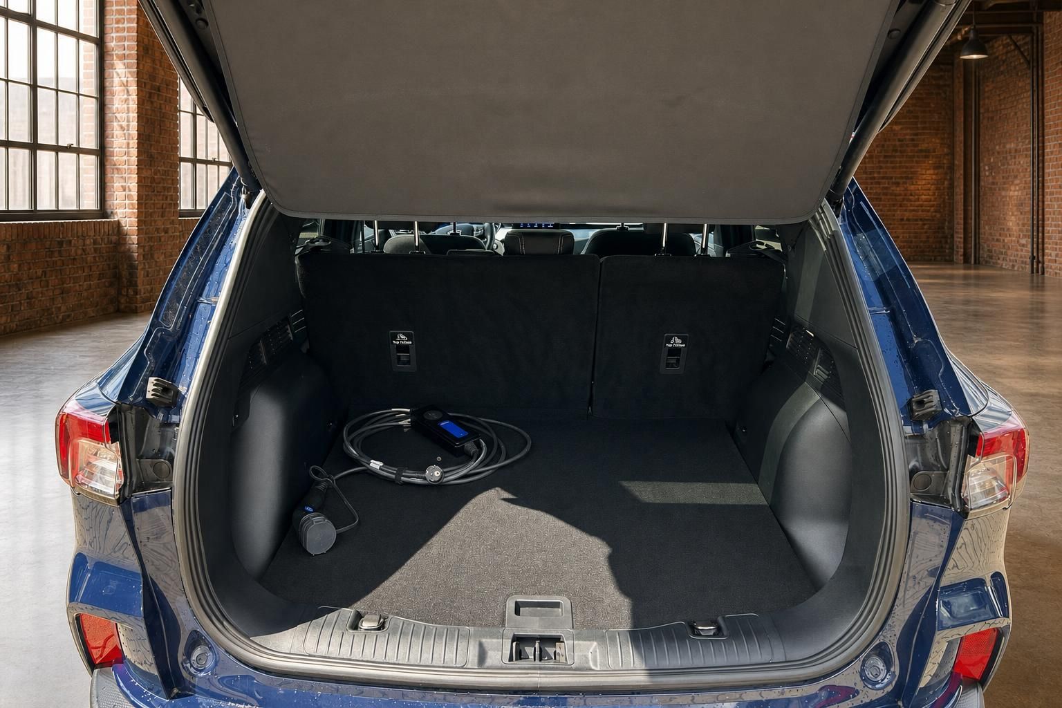 Ford Kuga Kofferraum offen mit Ladekabel und viel Stauraum
