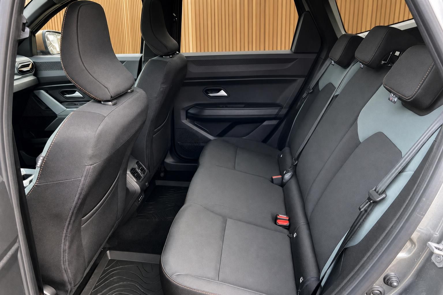 Fahrzeug Rücksitzbereich mit grauen Stoffsitzen und modernem Innenraumdesign