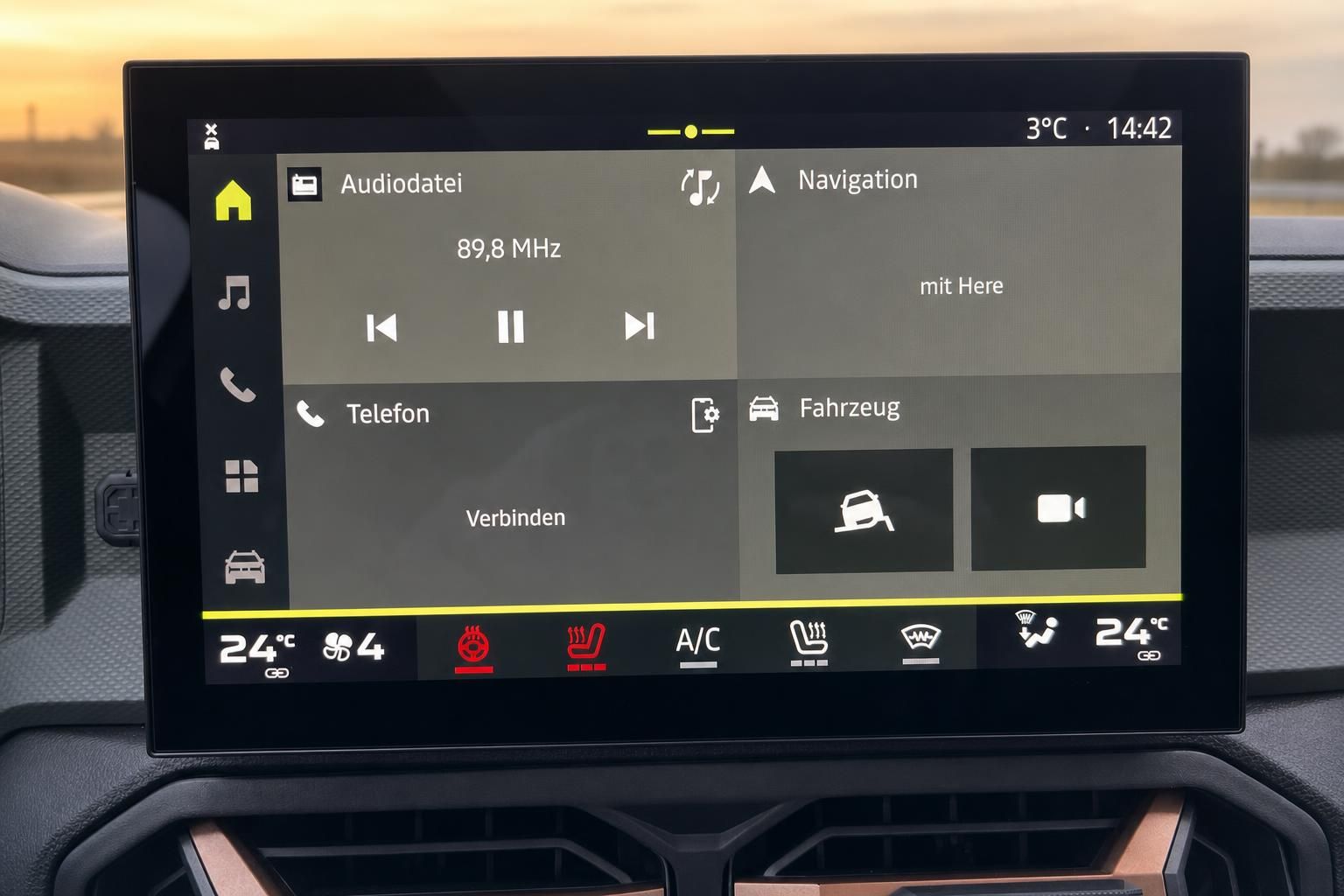 Fahrzeug Infotainment-System mit Touchscreen und Klimasteuerung