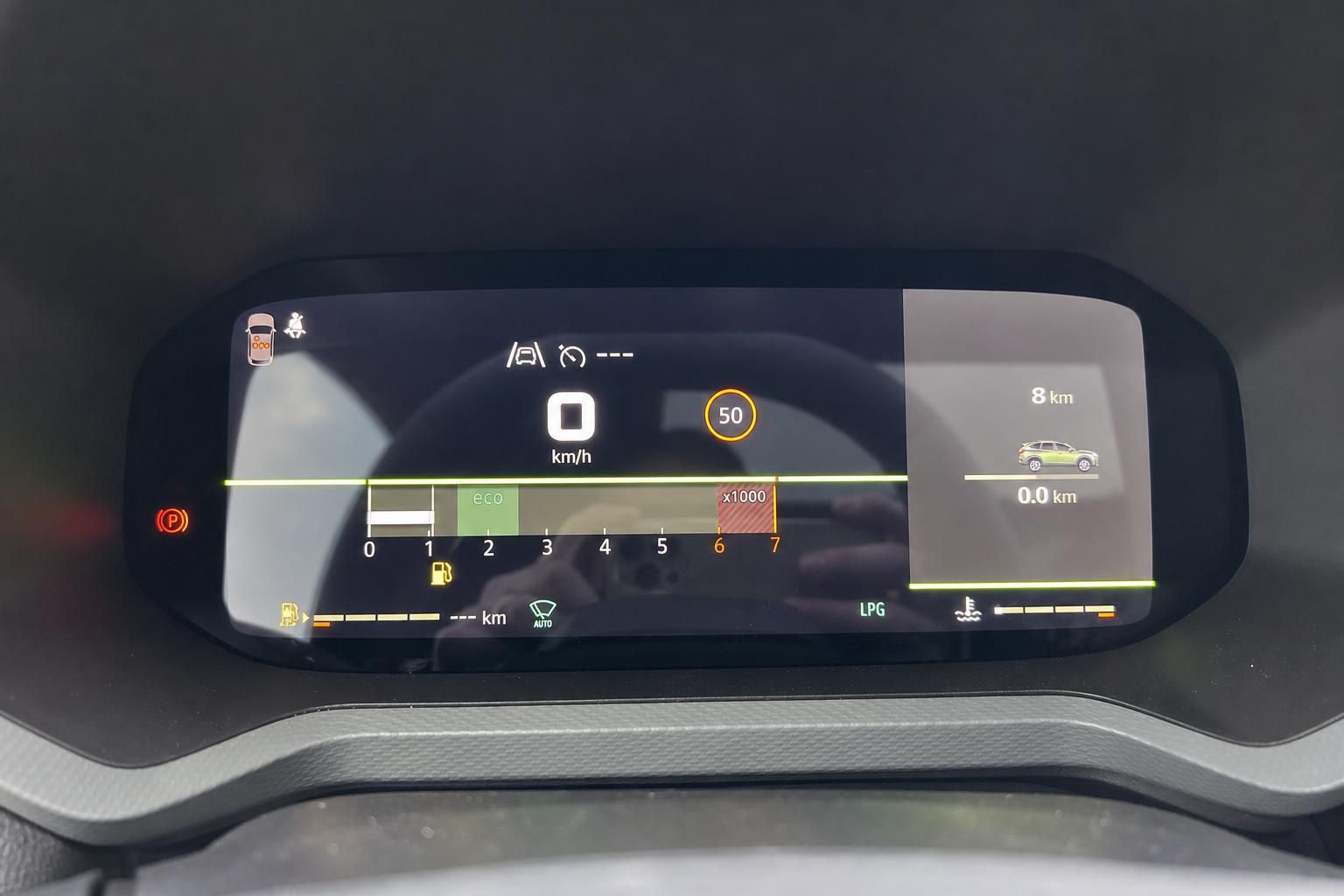 Modernes digitales Kombiinstrument mit Geschwindigkeitsanzeige und Navigationsdisplay im Fahrzeug-Cockpit