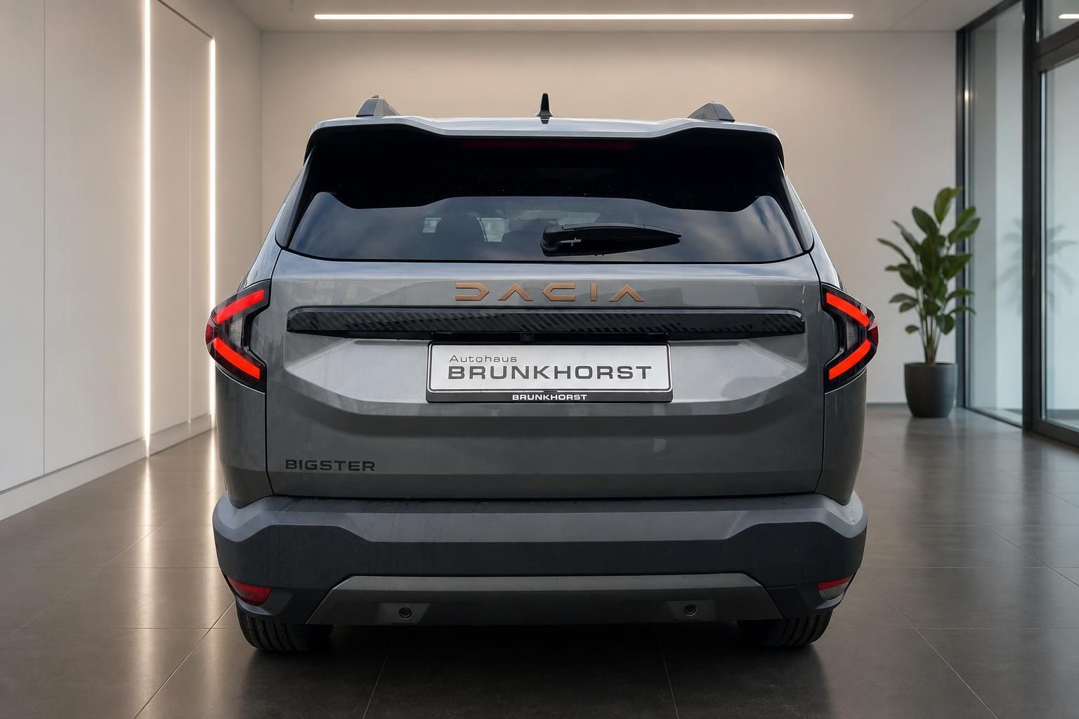 Dacia Bigster SUV Heckansicht in grau im Autohaus Brunkhorst Showroom