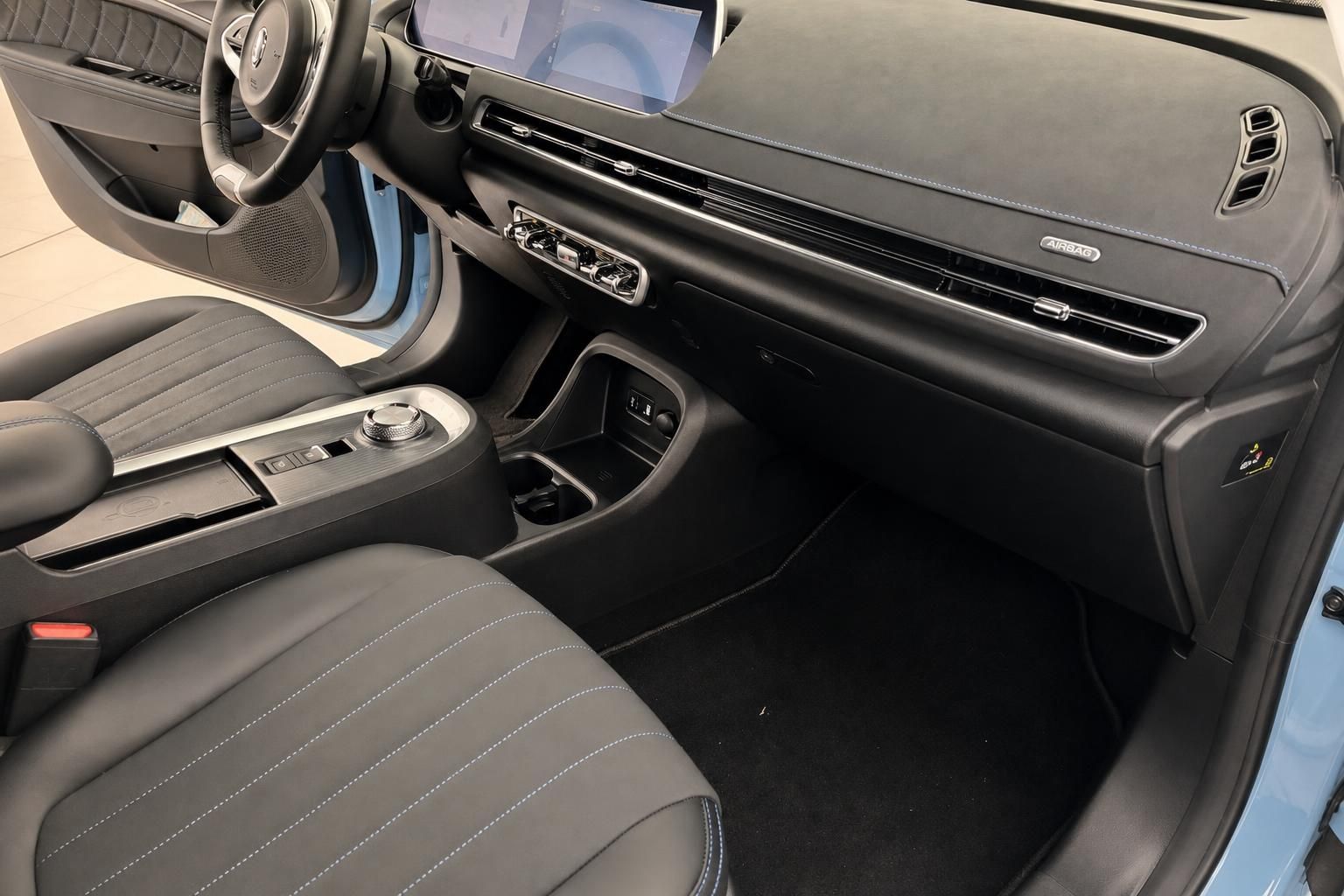 Fahrzeug Innenraum Beifahrerseite – schwarzes Leder, Mittelkonsole und Touchscreen-Display