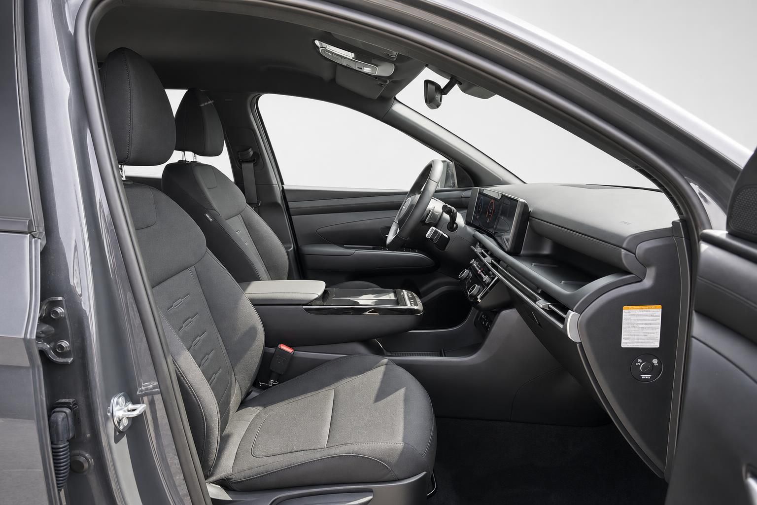 Hyundai Innenraum Vordersitze mit Blick auf Cockpit und Multimedia-Display