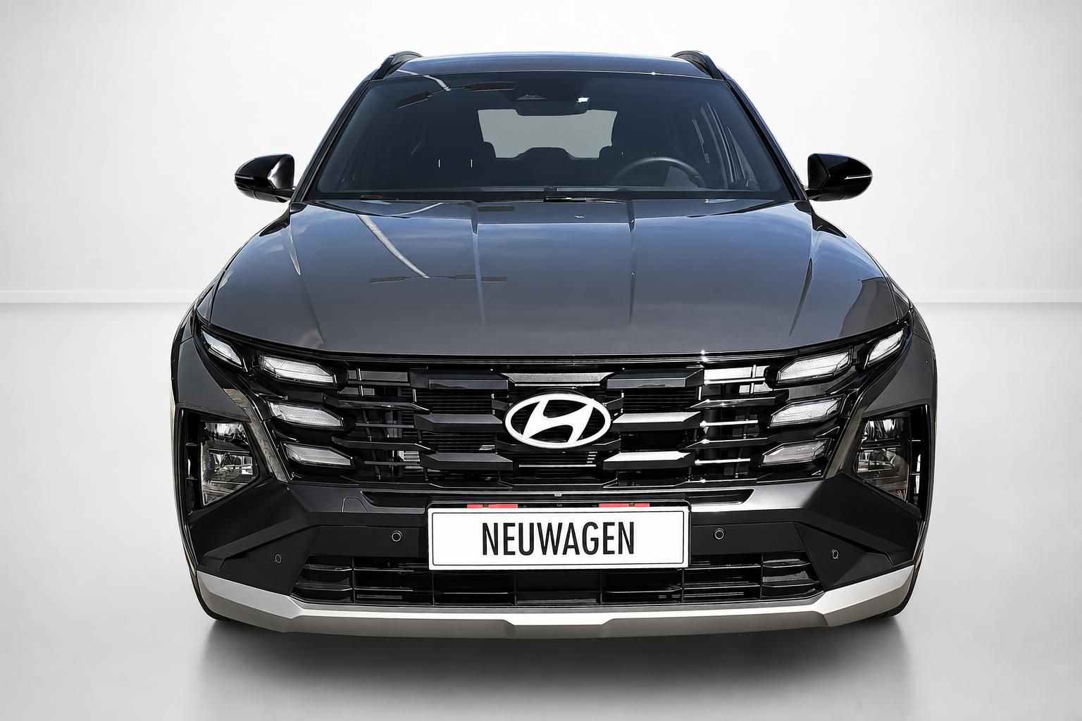 Hyundai Tucson SUV schwarz, Frontansicht direkt im Studio