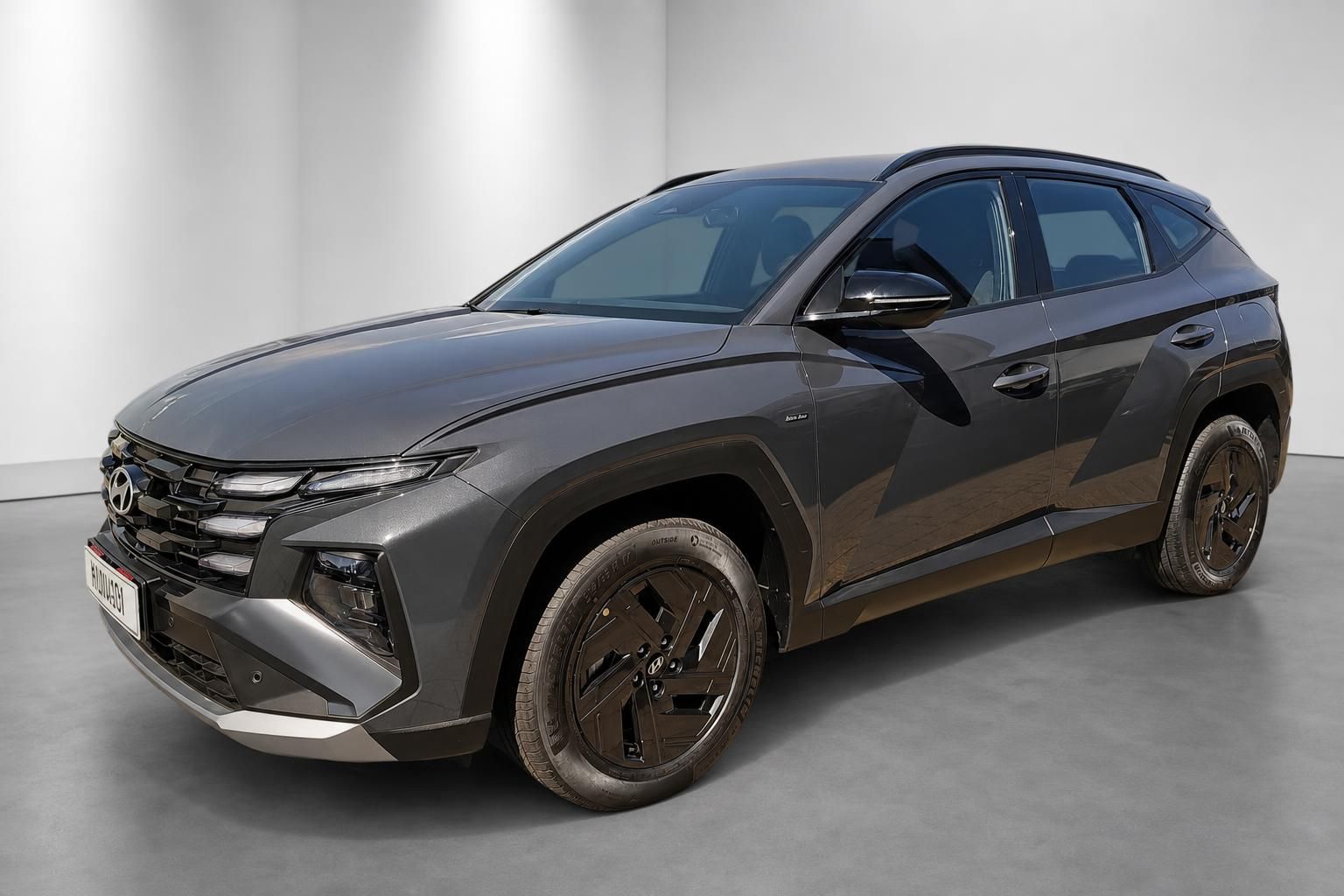 Hyundai Tucson SUV in Grau, Frontansicht schraeg im Studio