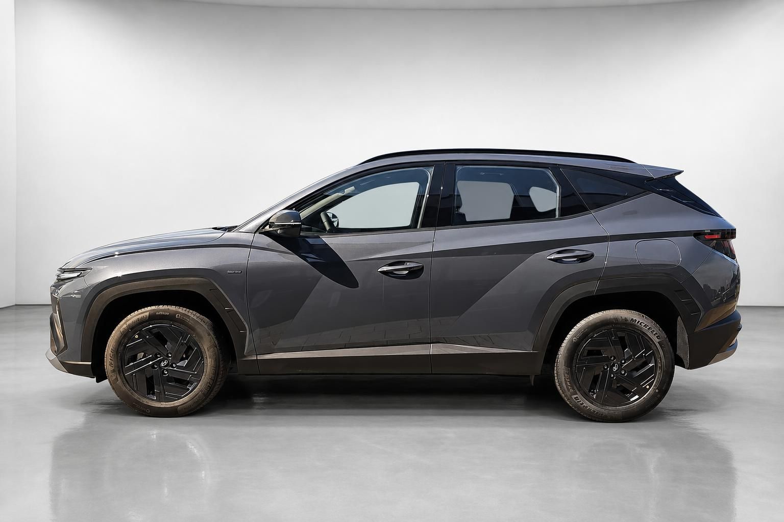 Hyundai Tucson SUV grau metallic, Seitenansicht im Studio