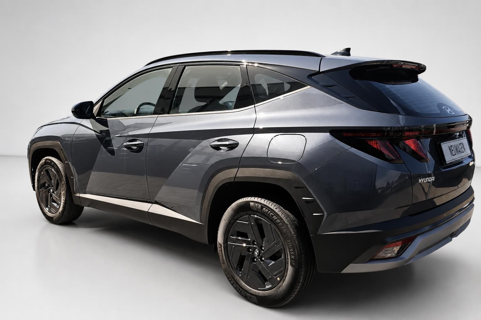 Hyundai Tucson SUV dunkelgrau, Heckansicht schraeg im Studio
