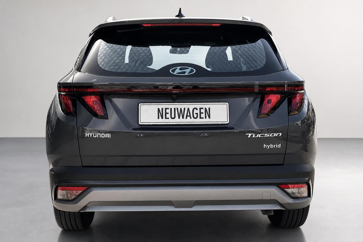 Hyundai Tucson Hybrid SUV Heckansicht in Dunkelgrau im Studio