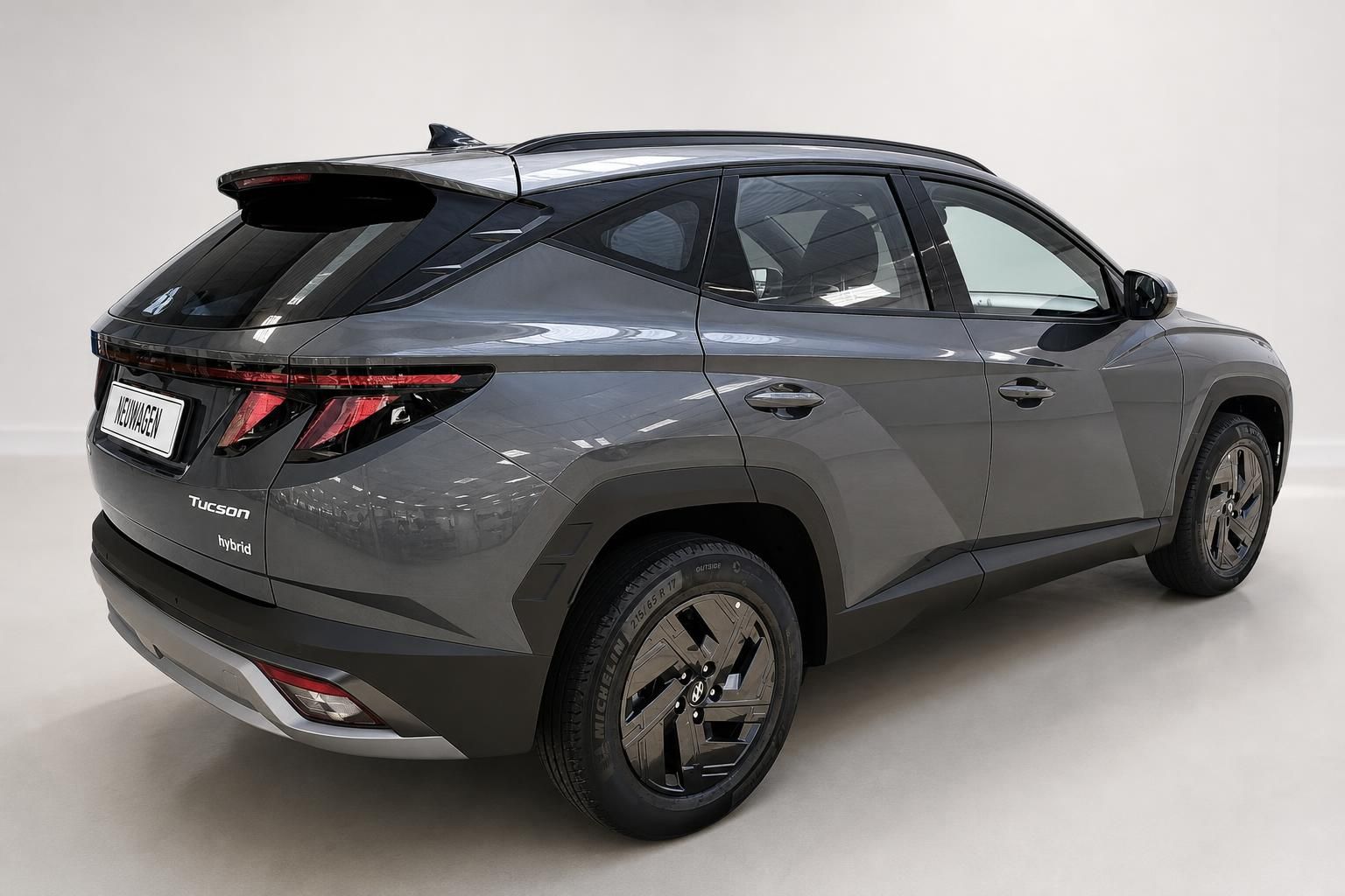Hyundai Tucson Hybrid SUV Heck-Seitenansicht in Grau im Studio