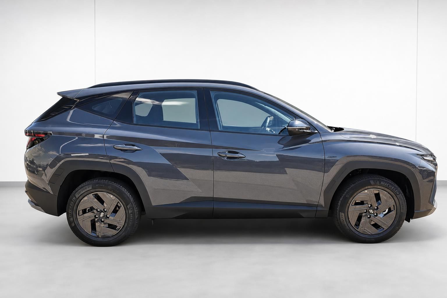 Hyundai Tucson SUV Seitenansicht in Grau-Metallic Studiofoto