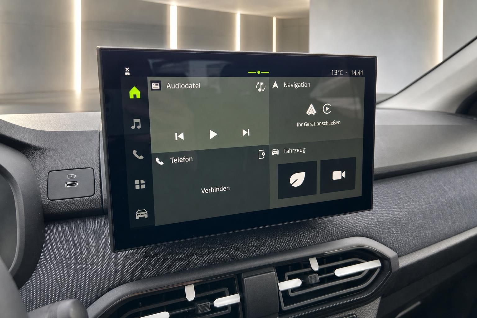 Fahrzeug Infotainment-Touchscreen mit Navigation und Multimedia-Funktionen im Dashboard