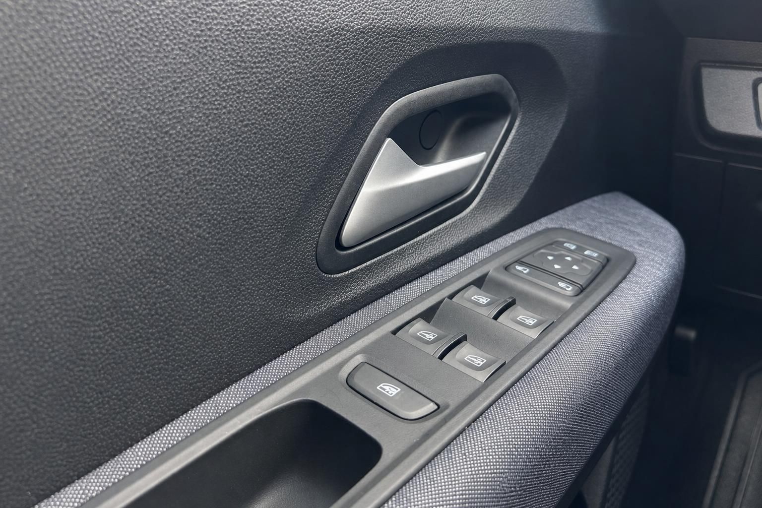 Fahrzeug Türverkleidung mit Fensterheber-Bedienung und Türgriff Detail